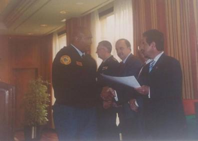 Imagen secundaria 1 - Francisco Puerta recibió una mención honorífica de manos de Miguel Ángel Revilla en la celebración del Día de la Seguridad Privada.