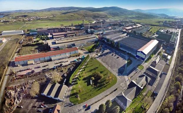 Forjas de Cantabria, a la izquierda, desarrolla su actividad dentro del complejo que Sidenor tiene en Reinosa 