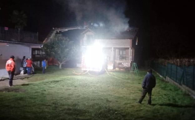 Se incendia una vivienda en San Román de Cayón, cuyos ocupantes lograron escapar a tiempo