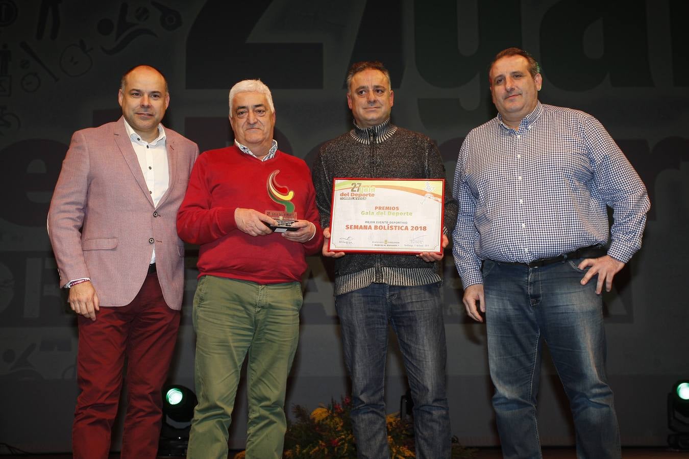 Sergio 'El Niño' García recibió el premio principal en una multitudinaria fiesta en Torrelavega
