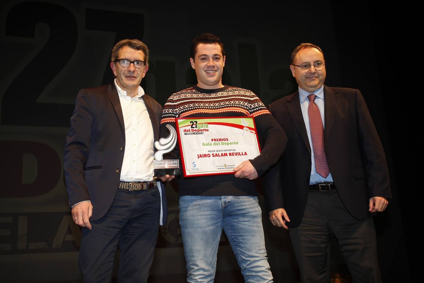 Sergio 'El Niño' García recibió el premio principal en una multitudinaria fiesta en Torrelavega