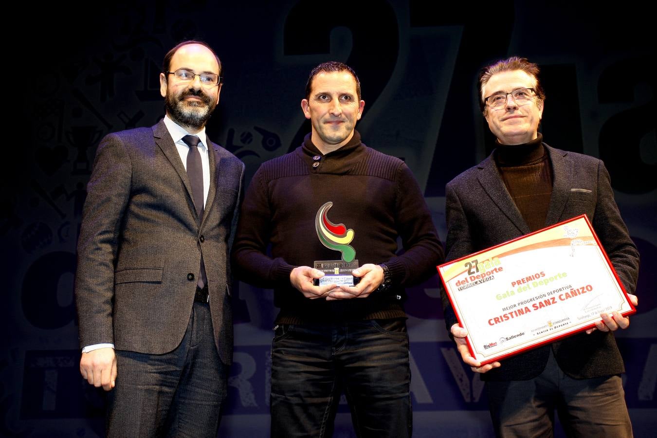 Sergio 'El Niño' García recibió el premio principal en una multitudinaria fiesta en Torrelavega