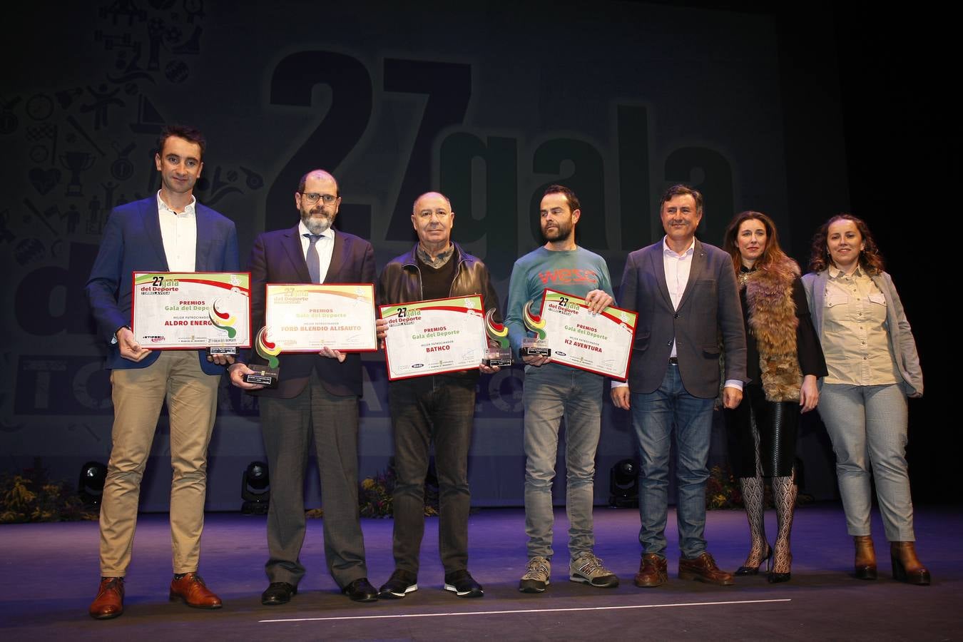 Sergio 'El Niño' García recibió el premio principal en una multitudinaria fiesta en Torrelavega