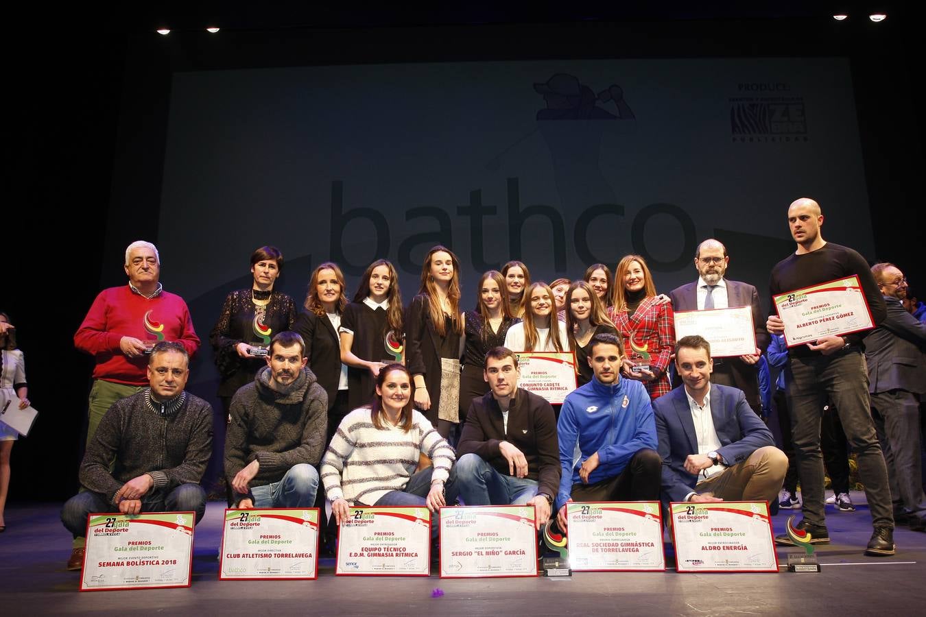 Sergio 'El Niño' García recibió el premio principal en una multitudinaria fiesta en Torrelavega