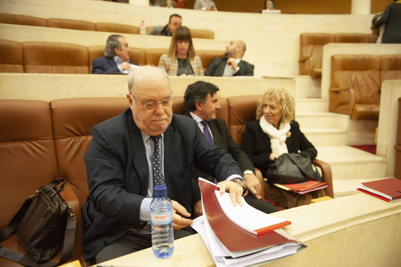 Juan José Sota, en primer plano, en una sesión del Parlamento de Cantabria.