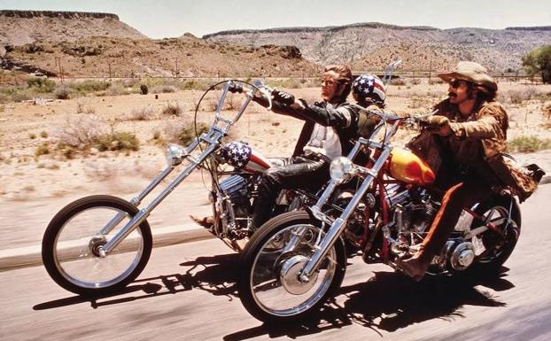 Peter Fonda y Dennis Hopper, el Capitán América y Billy, camino del carnaval de Nueva Orleans.