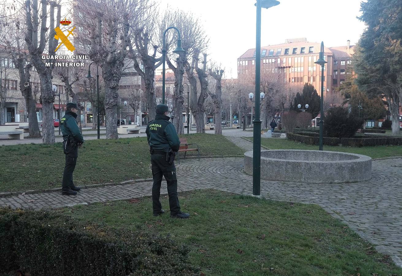 Agentes de la Guardia Civil en el parque de Cupido, en Reinosa.