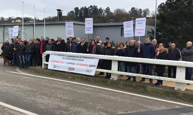 Concentración de trabajadores en la entrada de la factoría ubicada en San Felices de Buelna.