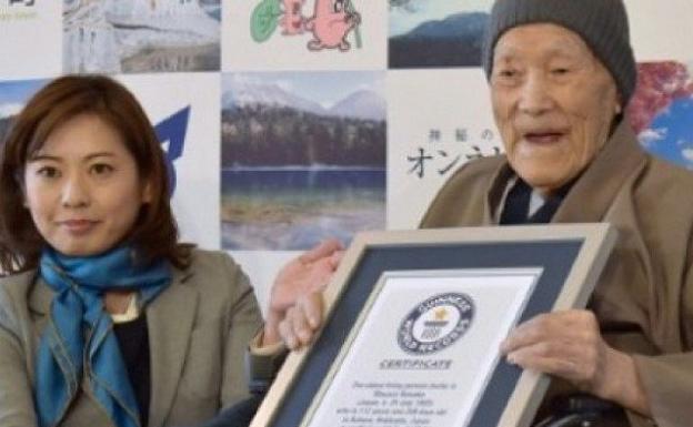 Masazo Nonaka, el pasado mes de julio al recibir el certificado del Libro Guinness como el hombre más viejo del mundo.