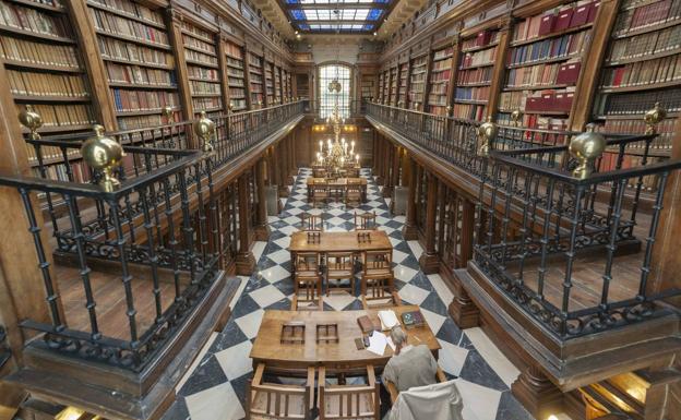 Interior de la Biblioteca Menéndez Pelayo. 