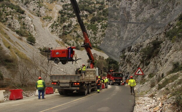 Una grúa carga maquinaria en uno de los tramos donde se trabaja en el Desfiladero de la Hermida. Fotografía/ Pedro Álvarez