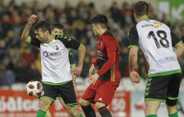 David Barral trata de controlar la pelota ante un jugador del Mirandés. 