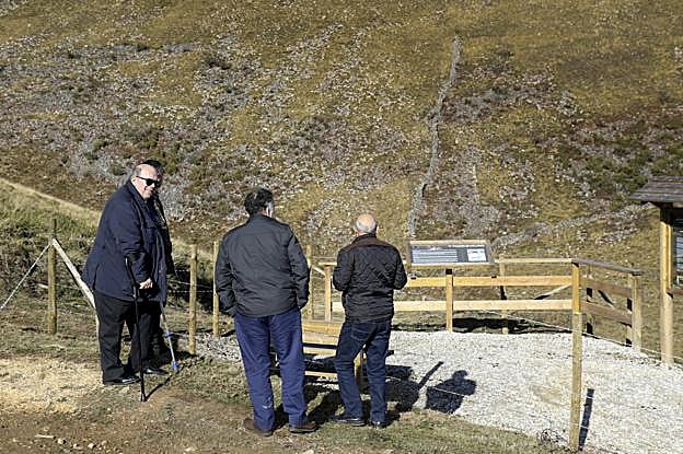 El consejero y el alcalde visitaron las obras en Selores. 