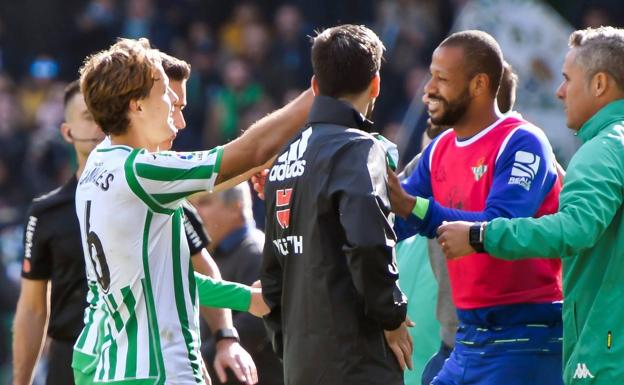 Imagen principal - Sergio Canales, uno de los motores de la sala de máquinas del Betis de Setién