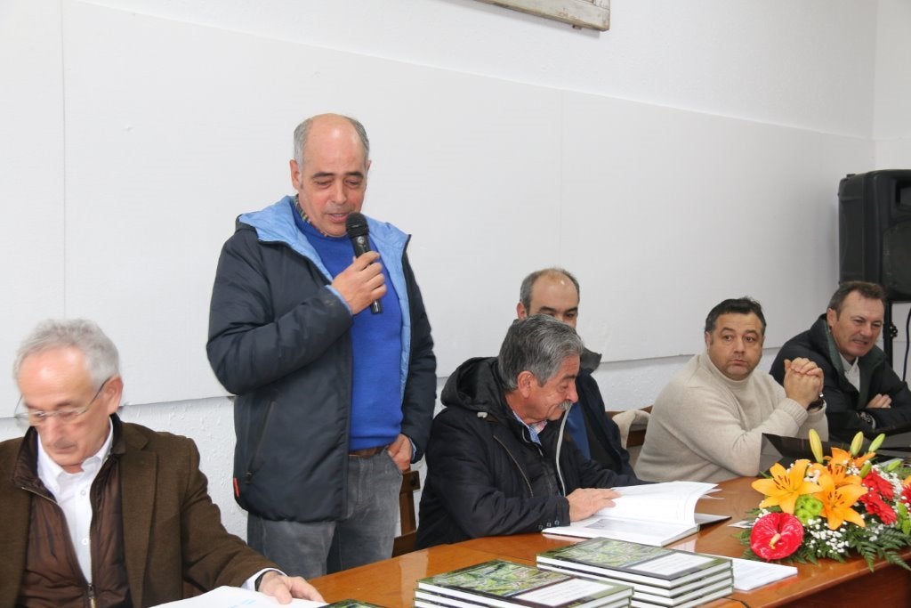 Los vecinos de San Juan de Raicedo presentan el libro «Memoria de San Juan de Raicedo: Pueblo y patrimonio» en un multitudinario acto al que asistió el presidente de Cantabria, Miguel Ángel Revilla.