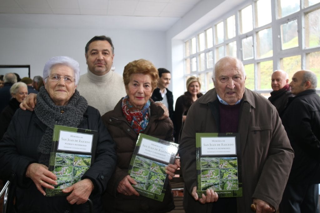 Los vecinos de San Juan de Raicedo presentan el libro «Memoria de San Juan de Raicedo: Pueblo y patrimonio» en un multitudinario acto al que asistió el presidente de Cantabria, Miguel Ángel Revilla.