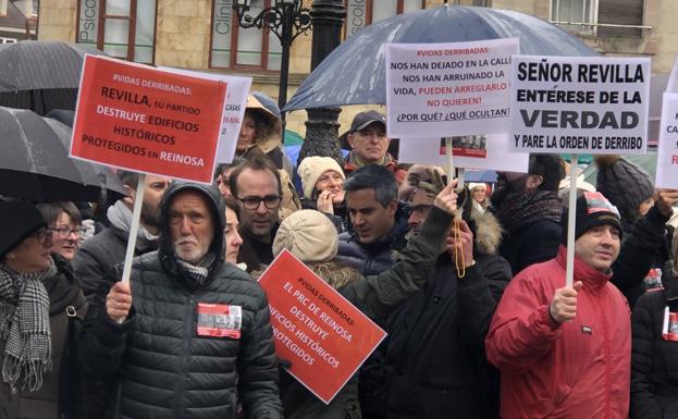 Pablo Zuloaga y Sergio Balbontín conversan con los manifestantes afectados por la orden de derribo, durante la festividad de San Sebastián en Reinosa.