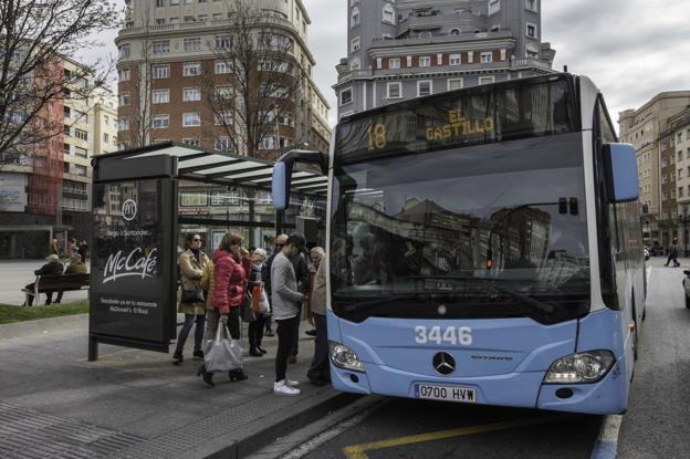 El Ayuntamiento lleva desde 2015 renovando la flota de autobuses municipales. :: dm