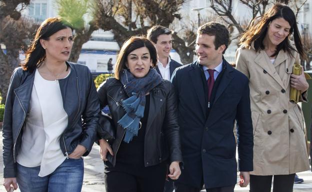 Gema Igual, María José Sáenz de Buruaga, Juan Corro, Pablo Casado y Ruth Beitia, paseando hace dos semanas en El Sardinero. 