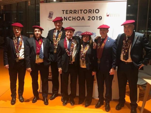 Miembros de la Cofradía de la Anchoa de Cantabria durante la presentación de la actividad en Santander.