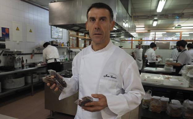 Juan Carlos Freire, en la cocina del IES Peñacastillo. 