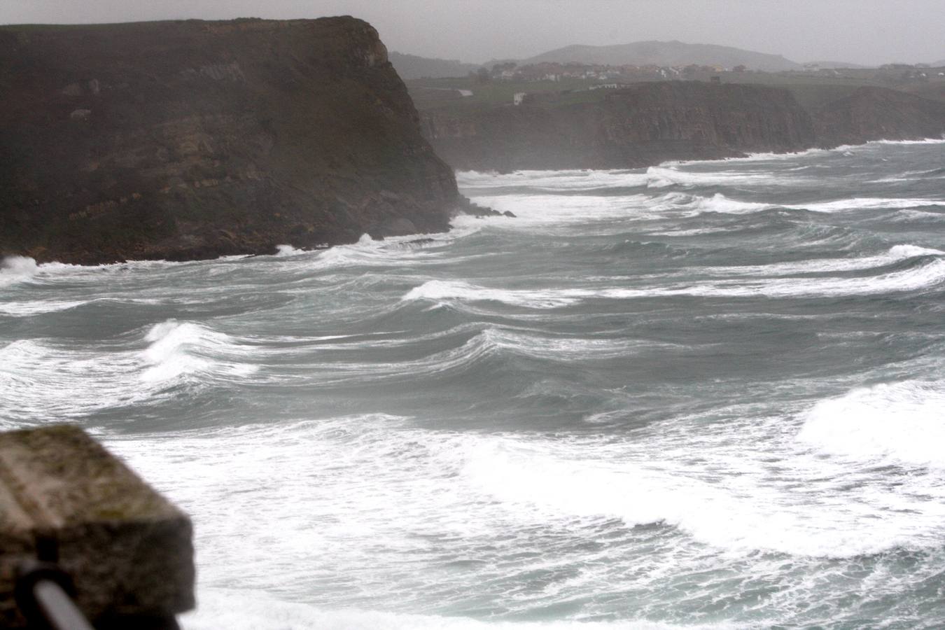 Grandes olas en la costa de Suances.