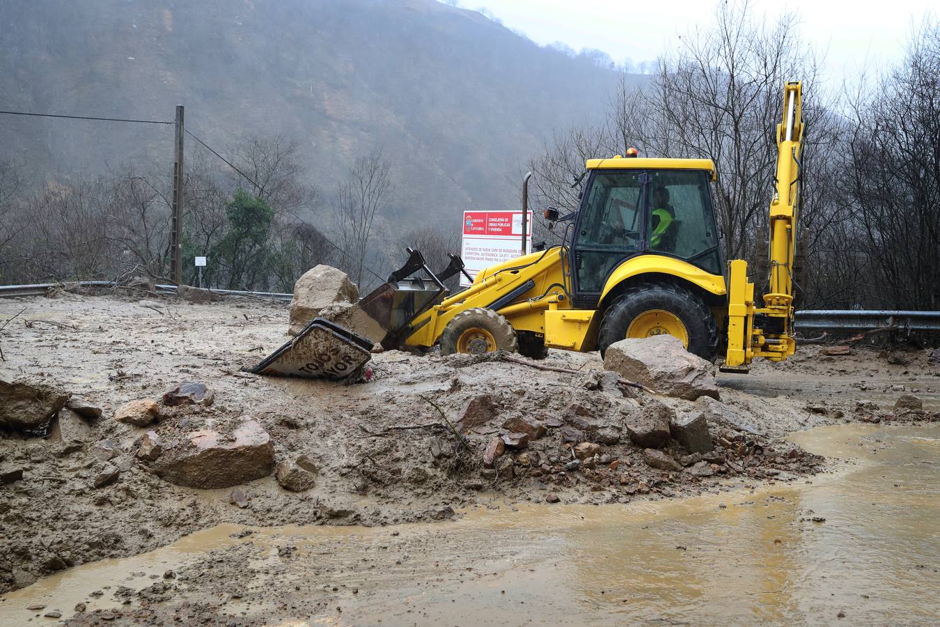 Fotos: Toneladas de tierra cortan la carretera a Bárcena Mayor