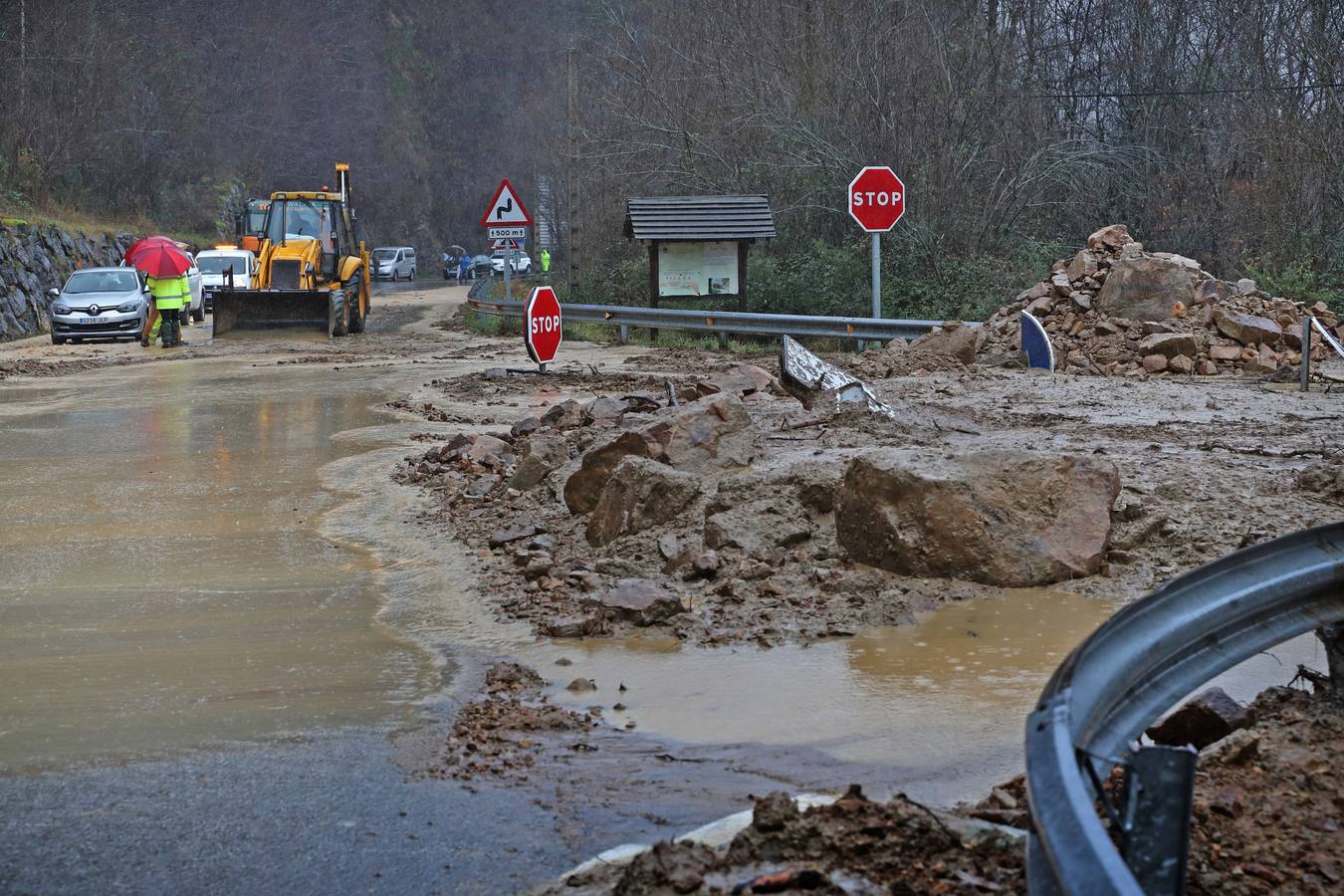 Fotos: Toneladas de tierra cortan la carretera a Bárcena Mayor