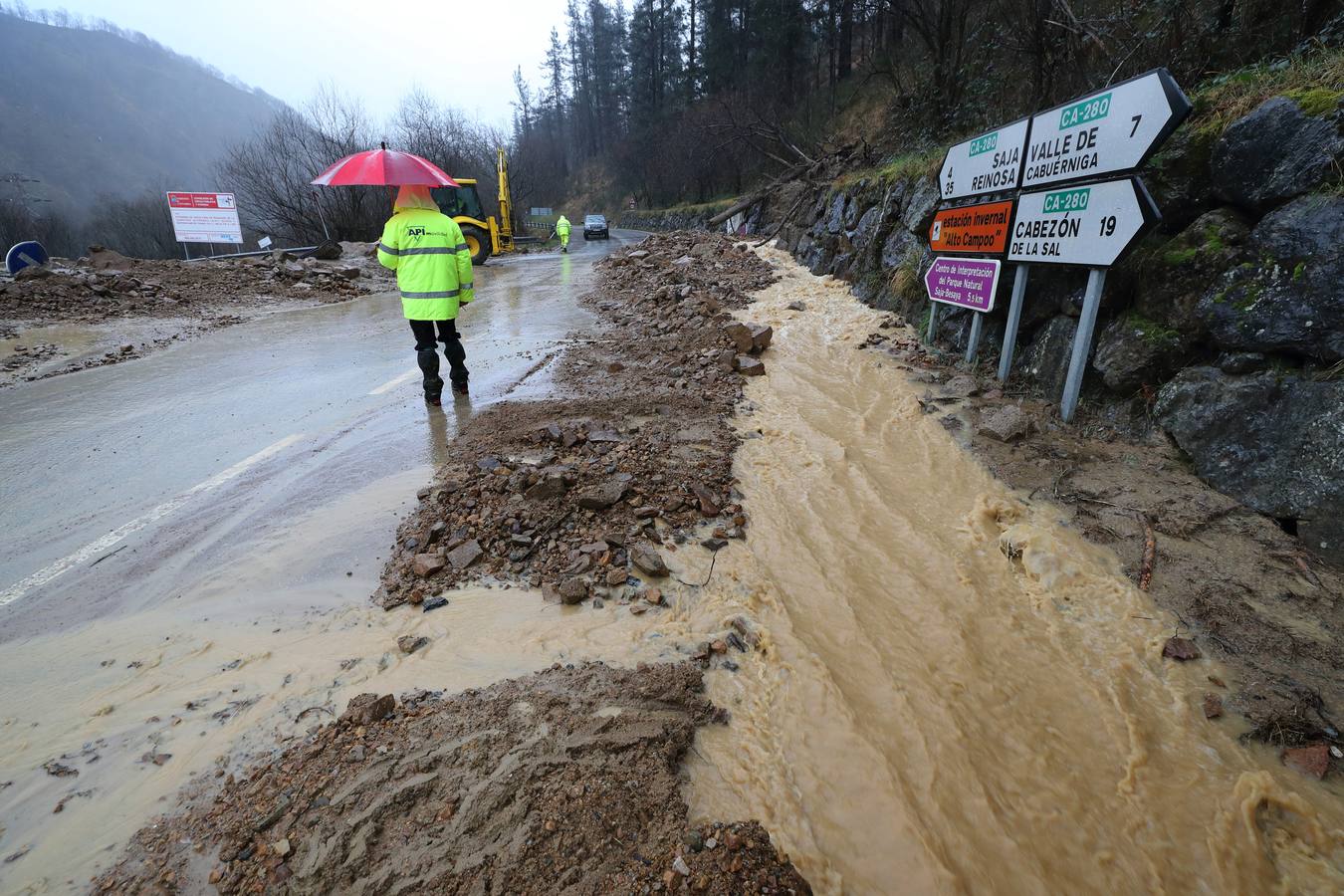 Fotos: Toneladas de tierra cortan la carretera a Bárcena Mayor