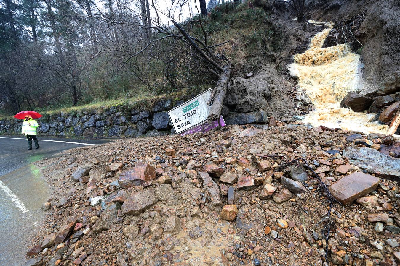 Fotos: Toneladas de tierra cortan la carretera a Bárcena Mayor