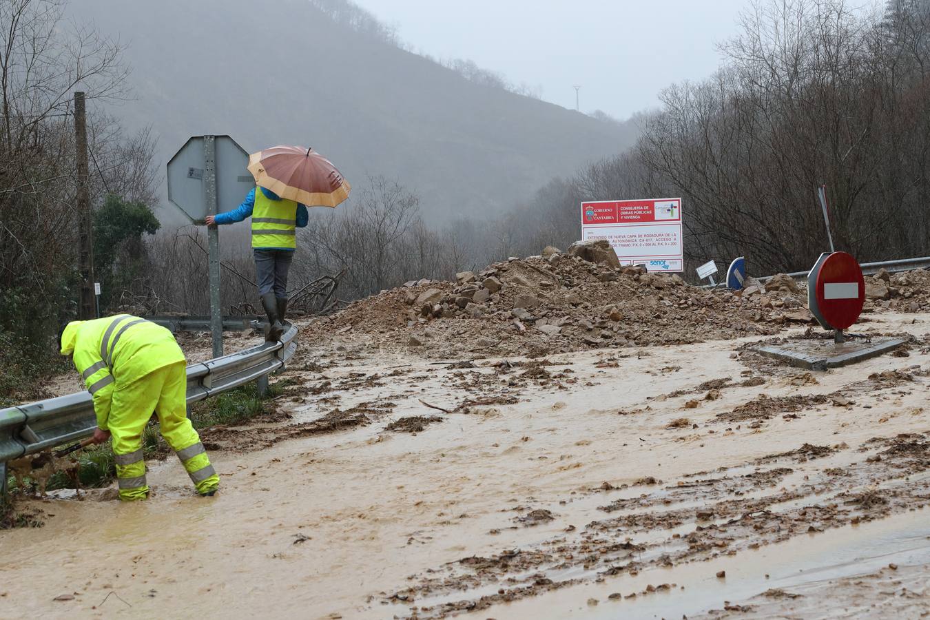 Fotos: Toneladas de tierra cortan la carretera a Bárcena Mayor