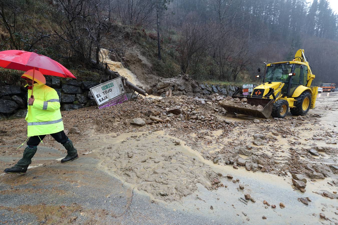 Fotos: Toneladas de tierra cortan la carretera a Bárcena Mayor