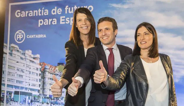 Beitia, junto a Casado y Gema Igual, levanta el pulgar para saludar tras su presentación como cabeza de lista del PP en Cantabria. 