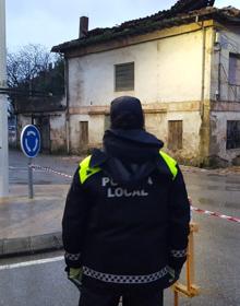 Imagen secundaria 2 - Las fuertes lluvias echan abajo una casa abandonada en Santiago de Cartes