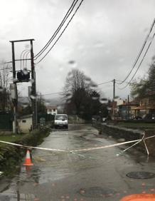 Imagen secundaria 2 - Los vecinos de Ontaneda evitaron que el agua entrara en sus casas colocando barreras