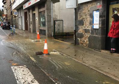 Imagen secundaria 1 - Los vecinos de Ontaneda evitaron que el agua entrara en sus casas colocando barreras