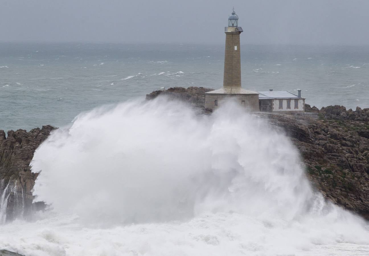 Fotos: Fuerte oleaje este miércoles en Santander