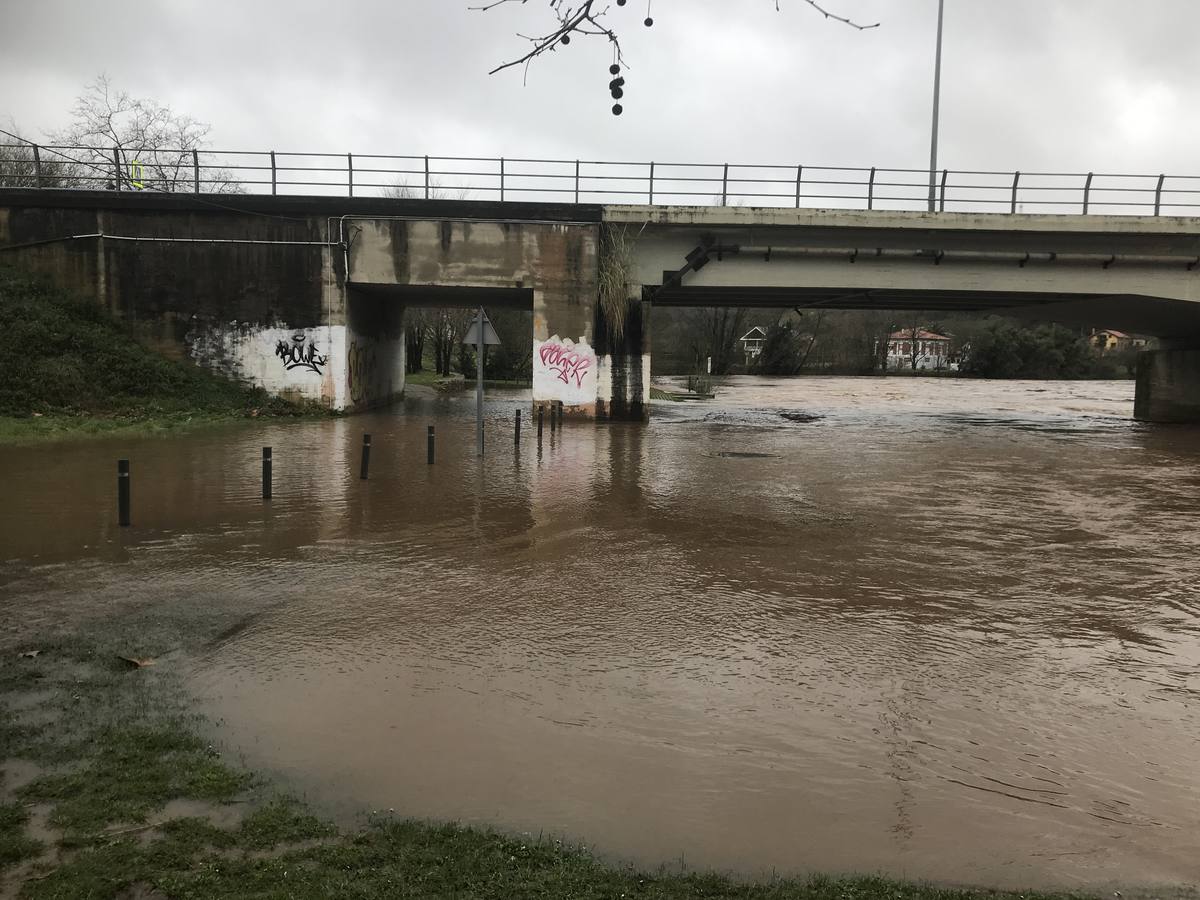 El Deva, desbordado en Unquera.