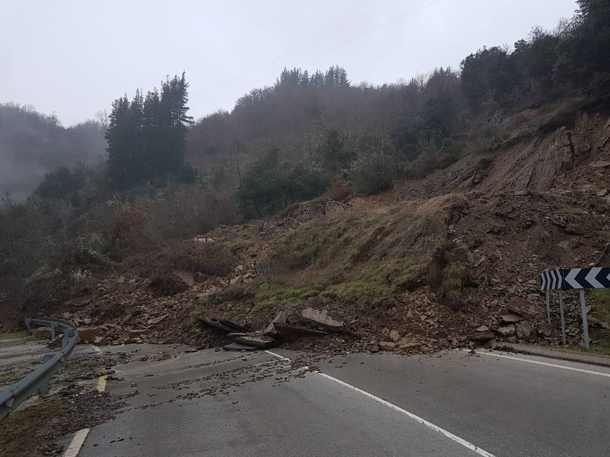 Carretera a Fuente De, cortada