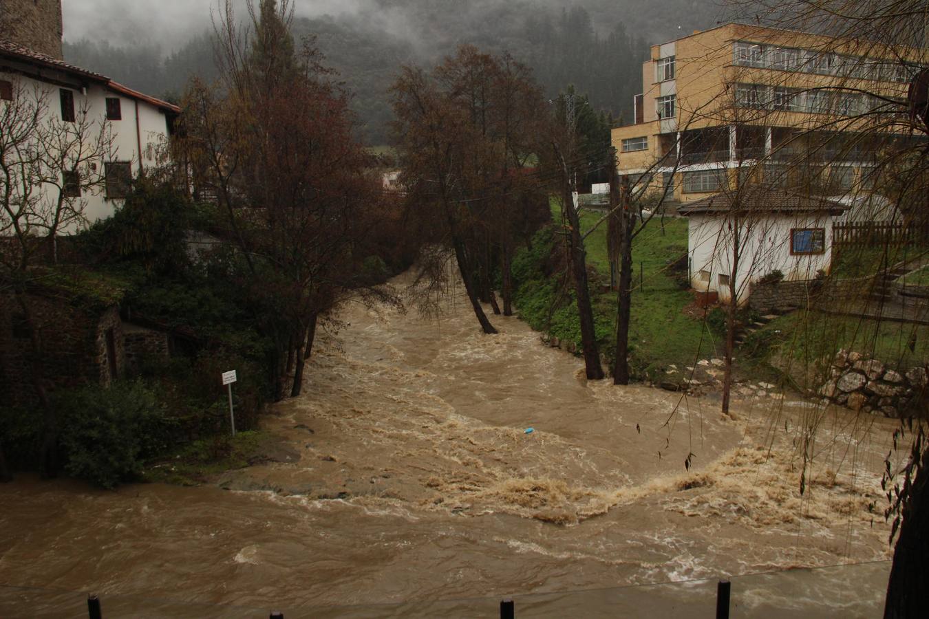 El Deva se une al Quiviesa a su paso por la villa de Potes..