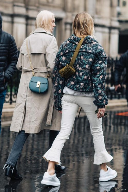 Los pantalones de campana vuelven desde los años 70 hasta hoy para quedarse. Es muy fácil combinarlos y nos sirven para solucionar un look en cualquier ocasión. En tejido de traje, vaquero miniflare con volante son algunas de las maneras que más nos gustan.