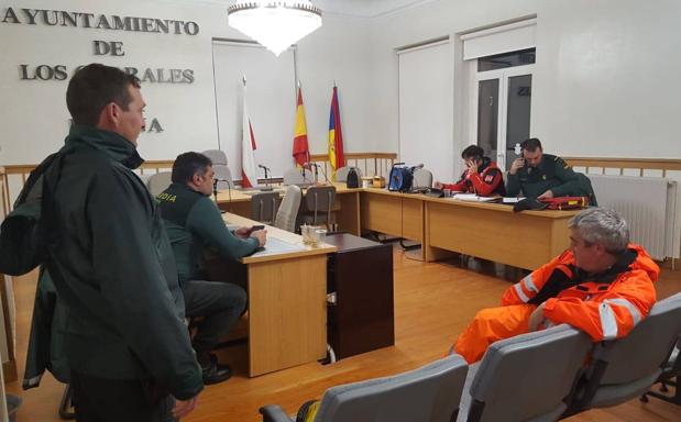 Puesto de mando avanzado, esta madrugada en el salón de plenos de Los Corrales.