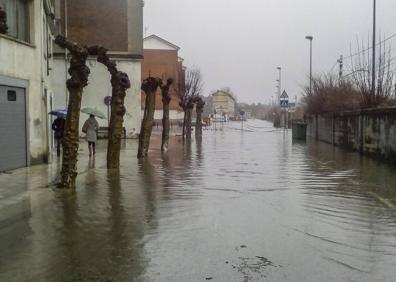 Imagen secundaria 1 - La crecida inunda parte de Reinosa y provoca la evacuación del cuartel de Campoo de Suso