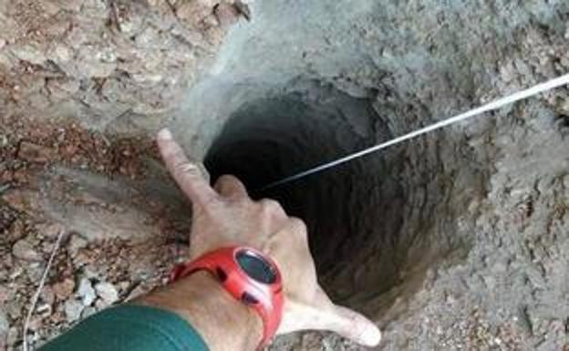 El agujero por donde cayó el niño, de sólo 25 centímetros de diámetro.