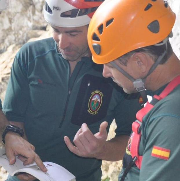 Francisco y Roberto Caso, durante un operativo del Greim.