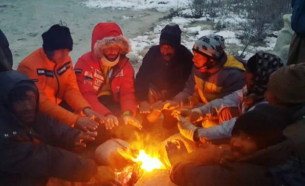 Txikon, con sus compañeros de expedición mientras deciden qué ruta tomar.