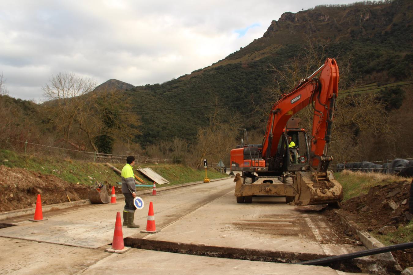 Fotos: Restablecida la circulación y el agua en Liébana tras los trabajos en la zona del argayo