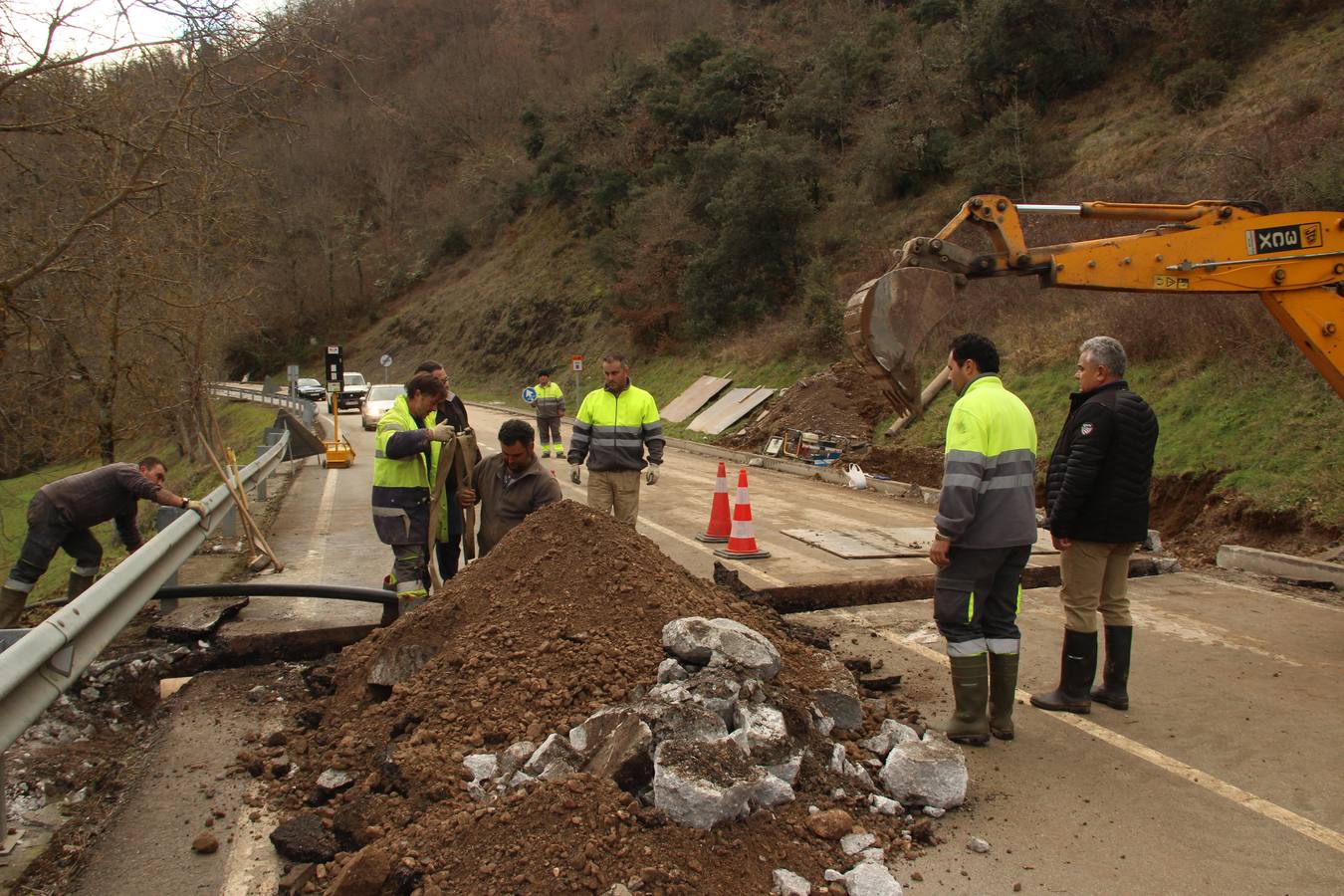 Fotos: Restablecida la circulación y el agua en Liébana tras los trabajos en la zona del argayo