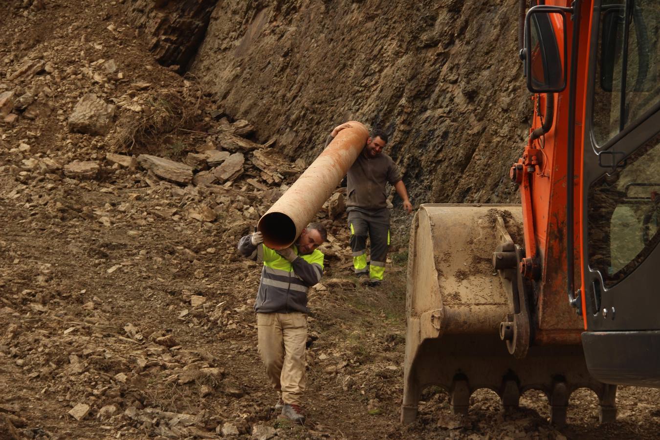 Fotos: Restablecida la circulación y el agua en Liébana tras los trabajos en la zona del argayo