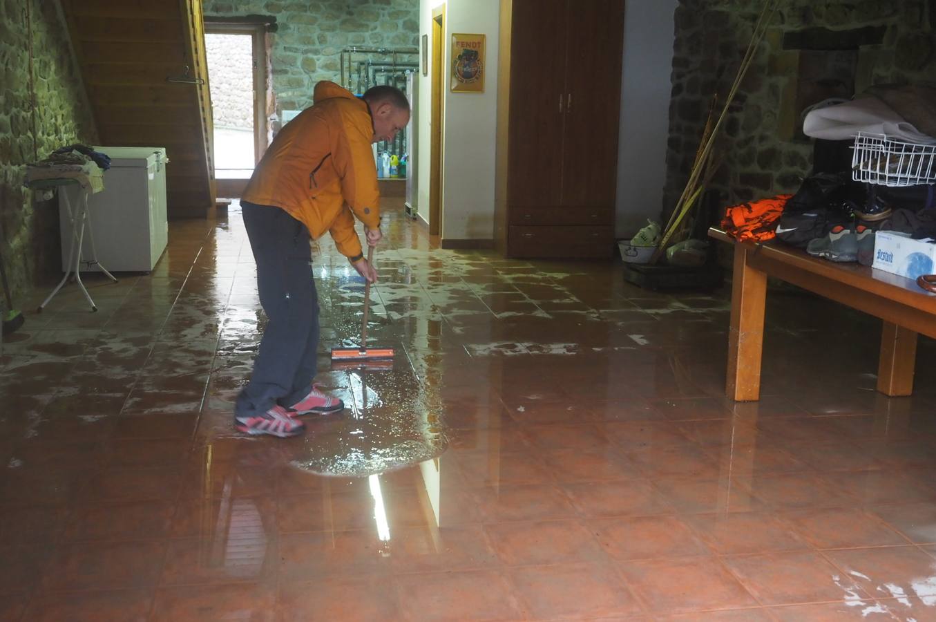 Los vecinos de Santa Olalla limpian el barro y liberan el río de la maleza que los dejó incomunicados